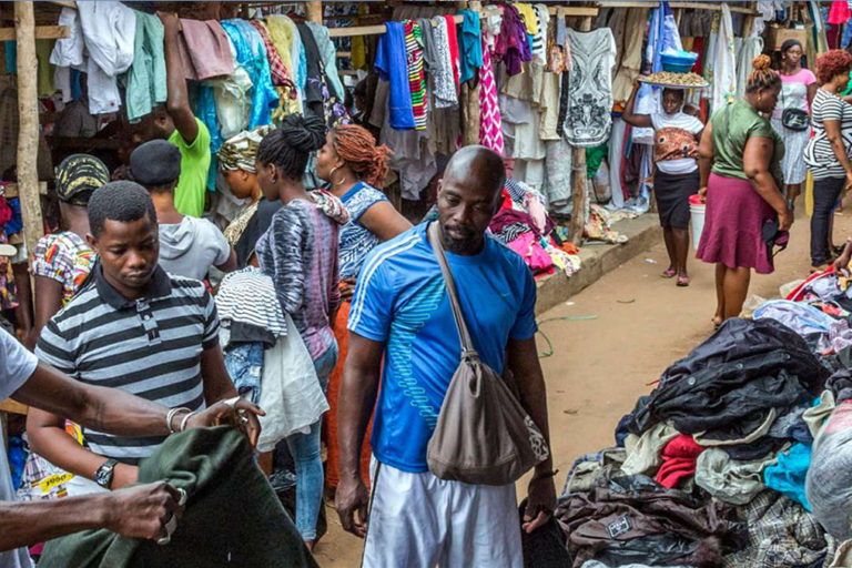 Vente de friperie : Un business, pas aussi rentable que ça !